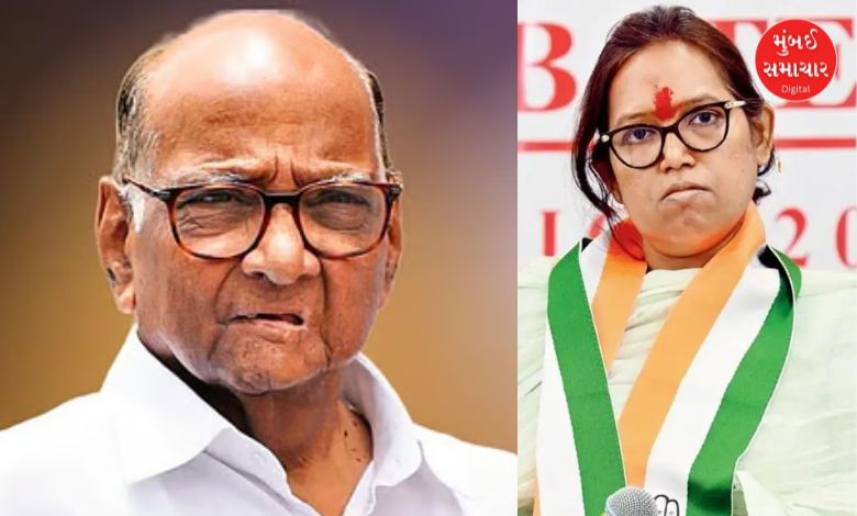 મુંબઈ મહાનગરપાલિકાની ચૂંટણીની ચર્ચા કરતા વર્ષા ગાયકવાડ અને શરદ પવાર.