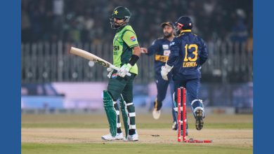 ત્રીજી વન-ડેમાં આઉટ થયા બાદ ગુસ્સામાં સ્ટમ્પ્સ પર બેટ મારતા પાકિસ્તાનના ભૂતપૂર્વ સુકાની બાબર આઝમ.