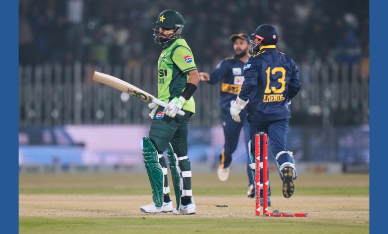 ત્રીજી વન-ડેમાં આઉટ થયા બાદ ગુસ્સામાં સ્ટમ્પ્સ પર બેટ મારતા પાકિસ્તાનના ભૂતપૂર્વ સુકાની બાબર આઝમ.