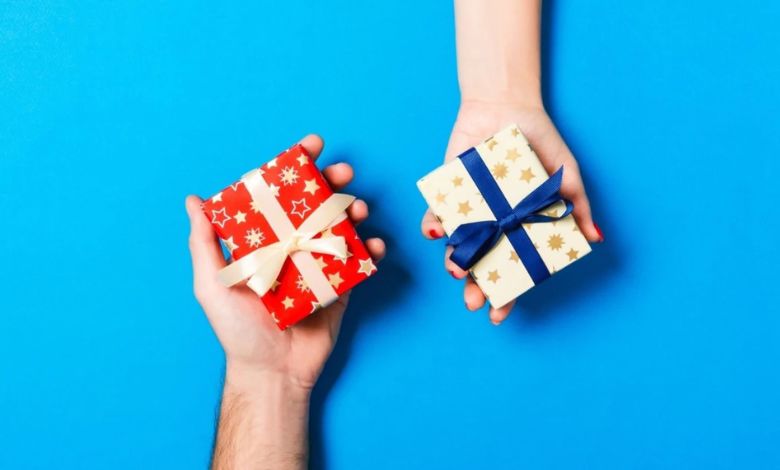 Be careful before giving gifts! According to Vastu, these things are inauspicious for relationships