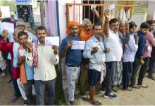 બિહાર વિધાનસભા ચૂંટણીમાં પહેલા તબક્કામાં ભારે મતદાન થયું છે. બિહારમાં 18 જિલ્લાની કુલ 121 બેઠક મોટી સંખ્યામાં લોકોએ મતદાન કરીને પોતાની ફરજ નિભાવી હતી.