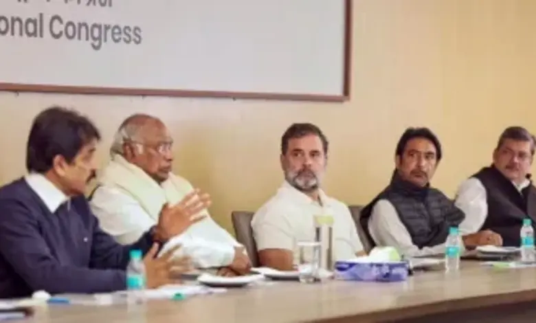 બિહાર કોંગ્રેસ દ્વારા પક્ષ વિરોધી પ્રવૃત્તિ બદલ 43 નેતાઓને શો-કોઝ નોટિસ ફટકારવામાં આવી રહી છે.