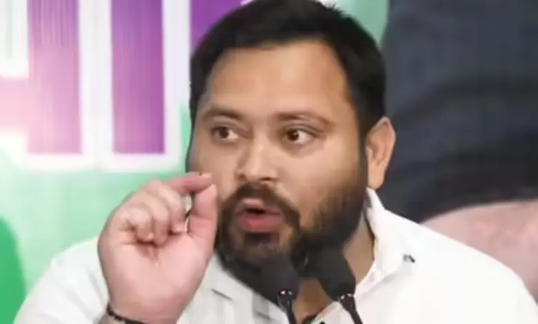 RJD નેતા તેજસ્વી યાદવની તસવીર અને બિહાર ચૂંટણી ૨૦૨૫ની સૌથી નજીકની હાર-જીતવાળી ત્રણ બેઠકોનું દૃશ્ય.