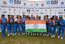 શ્રીલંકામાં રમાયેલા મહિલા બ્લાઇન્ડ T-20 વર્લ્ડ કપની મેચમાં ભારત અને પાકિસ્તાનની મહિલા ખેલાડીઓ એકબીજા સાથે હાથ મિલાવી રહ્યા છે.