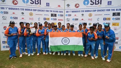 શ્રીલંકામાં રમાયેલા મહિલા બ્લાઇન્ડ T-20 વર્લ્ડ કપની મેચમાં ભારત અને પાકિસ્તાનની મહિલા ખેલાડીઓ એકબીજા સાથે હાથ મિલાવી રહ્યા છે.