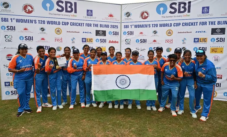 શ્રીલંકામાં રમાયેલા મહિલા બ્લાઇન્ડ T-20 વર્લ્ડ કપની મેચમાં ભારત અને પાકિસ્તાનની મહિલા ખેલાડીઓ એકબીજા સાથે હાથ મિલાવી રહ્યા છે.