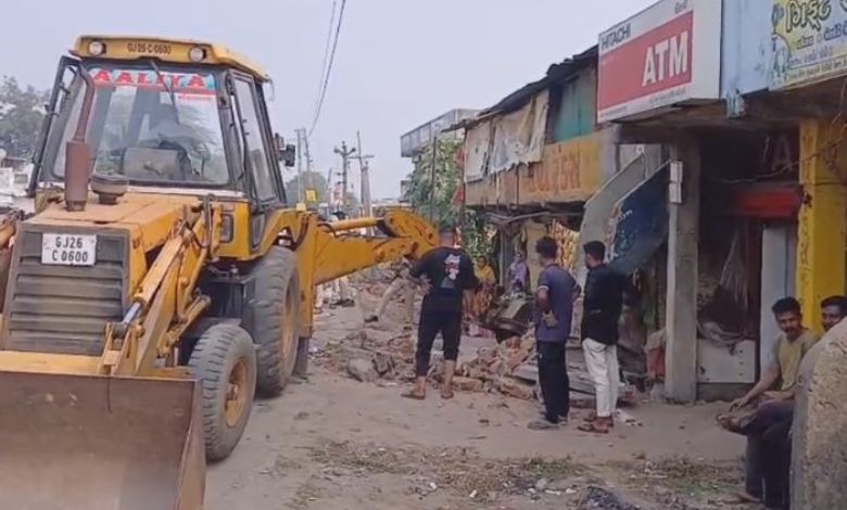 બુલડોઝર એકશનઃ પંચમહાલમાં સરકારી જમીન ખુલ્લી કરાઈ: વાઘજીપુરમાં 200 દબાણો દૂર કરવામાં આવ્યા!