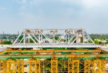 અમદાવાદના કેડિલા ફ્લાયઓવર પર મૂકવામાં આવેલો 670 મેટ્રિક ટન વજનનો બુલેટ ટ્રેન પ્રોજેક્ટનો 11મો સ્ટીલ બ્રિજ.