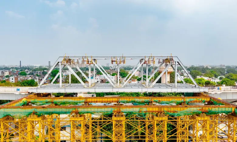 અમદાવાદના કેડિલા ફ્લાયઓવર પર મૂકવામાં આવેલો 670 મેટ્રિક ટન વજનનો બુલેટ ટ્રેન પ્રોજેક્ટનો 11મો સ્ટીલ બ્રિજ.