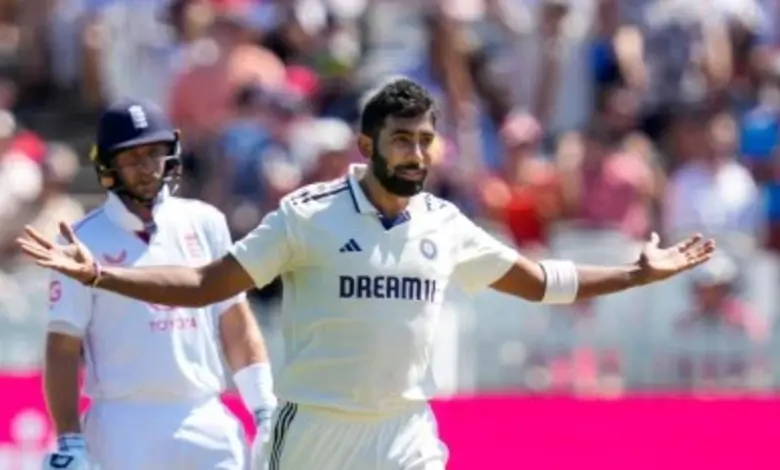 જસપ્રીત બુમરાહ સાઉથ આફ્રિકા સામેની ટેસ્ટ મેચમાં 5 વિકેટ લઈને ઉજવણી કરી રહ્યો છે, જેણે ભાગવત ચંદ્રશેખરની 16મી પાંચ-વિકેટની સિદ્ધિની બરાબરી કરી.