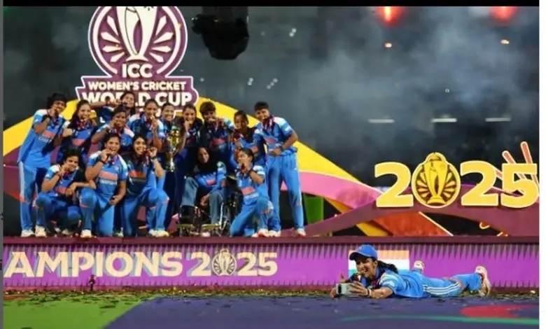 વર્લ્ડ કપ વિજેતા ભારતીય મહિલા ક્રિકેટ ટીમને સુરતી ઉદ્યોગપતિ તરફથી હીરાજડિત ઘરેણાં અને સોલાર પેનલ ભેટમાં મળ્યા.