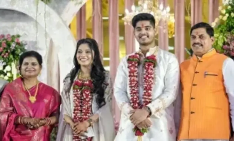 મધ્ય પ્રદેશના મુખ્ય પ્રધાન મોહન યાદવના નાના દીકરા ડૉ. અભિમન્યુ યાદવે આજે ઉજ્જૈનમાં સાદગીવાળા લગ્નનો અનોખો દાખલો બેસાડ્યો છે. મોહન યાદવે પોતાના દીકરાના લગ્ન માટે