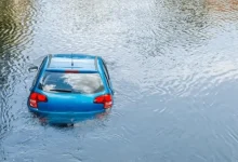 મેંદરડાના ચાંદ્રાવાડી નજીક તળાવમાં કાર પલટી જતાં થયેલા ગમખ્વાર અકસ્માતનું દ્રશ્ય જેમાં બે યુવક મિત્રો ડૂબી ગયા.