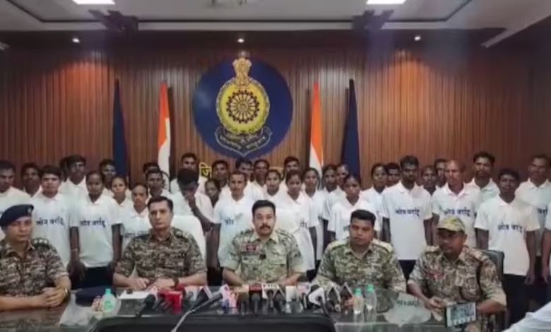 છત્તીસગઢના દંતેવાડામાં 37 નક્સલીઓએ આત્મસમર્પણ કર્યું, 27 પર હતા રૂપિયા 65 લાખના ઇનામ