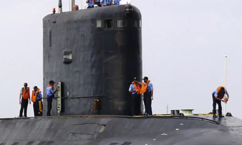 પાકિસ્તાનને ચીન કરી રહ્યું છે સબમરીન સપ્લાય! ભારતીય નેવીએ કર્યો સનસનીખેજ ખુલાસો નવી દિલ્હી: પાકિસ્તાન અને ચીનની ભાઈબંધીની વાત ભારત માટે કોઈ નવી વાત નથી. પરંતુ અનેક અહેવાલોમાં દાવો કરવામાં આવ્યો છે કે પાકિસ્તાન એન ચીનના સબંધો વધુ નજીક આવી રહ્યા છે અને હવે તે માત્ર સમર્થન આપવા સુધી સીમિત નથી રહ્યા. તાજેતરમાં જ નેવીને અહેવાલો મળ્યા છે કે ચીન પાકિસ્તાનને સબમરીન સપ્લાય કરી રહ્યું છે. ભારતીય નૌકાદળના ડેપ્યુટી ચીફ વાઇસ એડમિરલ સંજય વાત્સાયને આ માહિતી આપી હતી.