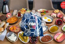 નાતાલની કેક શોપ અથવા બેકરીમાં FDA અધિકારીઓ ખાદ્ય પદાર્થોની ગુણવત્તા અને લાઇસન્સની તપાસ કરી રહ્યા છે.