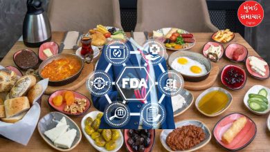 નાતાલની કેક શોપ અથવા બેકરીમાં FDA અધિકારીઓ ખાદ્ય પદાર્થોની ગુણવત્તા અને લાઇસન્સની તપાસ કરી રહ્યા છે.