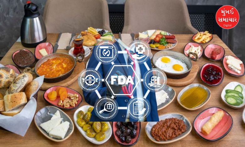 નાતાલની કેક શોપ અથવા બેકરીમાં FDA અધિકારીઓ ખાદ્ય પદાર્થોની ગુણવત્તા અને લાઇસન્સની તપાસ કરી રહ્યા છે.