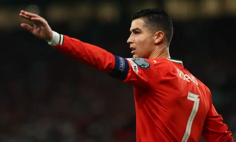 ક્રિસ્ટિયાનો રોનાલ્ડો પોર્ટુગલની જર્સીમાં ફૂટબોલ મેદાન પર ગોલનો ઉત્સવ મનાવી રહ્યો છે.