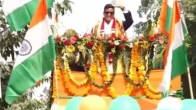 વર્લ્ડ કપ જીત્યા પછી આગ્રામાં ખુલ્લા વાહનમાં દીપ્તિ શર્માનો $10$ કિ.મી. લાંબો ભવ્ય રોડ-શો.