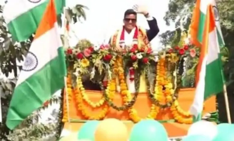 વર્લ્ડ કપ જીત્યા પછી આગ્રામાં ખુલ્લા વાહનમાં દીપ્તિ શર્માનો $10$ કિ.મી. લાંબો ભવ્ય રોડ-શો.