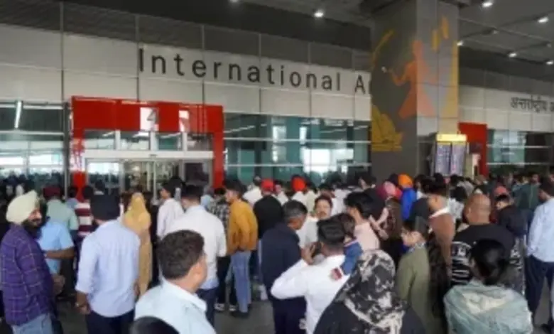 દિલ્હીમાં ઇન્દિરા ગાંધી આંતરરાષ્ટ્રીય એરપોર્ટ પર એર ટ્રાફિક કંટ્રોલ સિસ્ટમ (ATC)માં આવેલી મોટી ટેકનિકલ ખામીના કારણે કુલ 800થી વધુ ફ્લાઇટ્સ અત્યારે