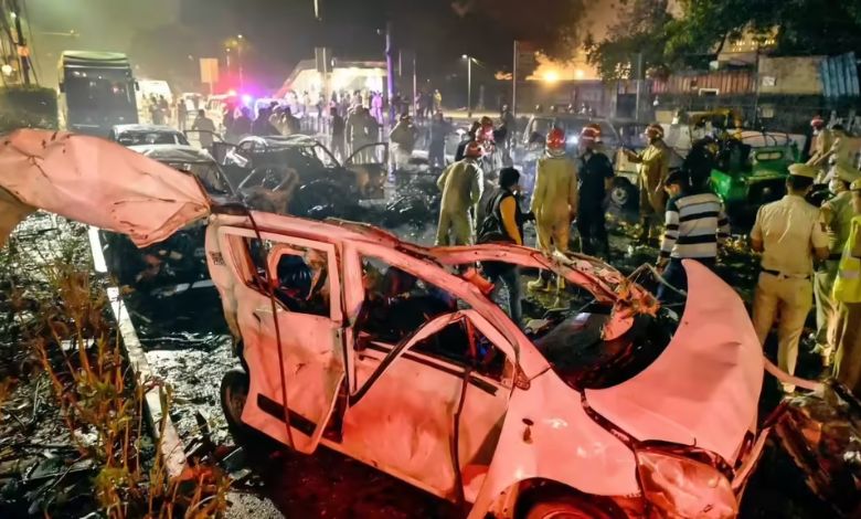 નવી દિલ્હી : દિલ્હી બ્લાસ્ટ કેસમાં રોજ નવા ખુલાસા પ્રકાશમાં આવ્યા છે. આ કેસમાં ધરપકડ કરાયેલી ડો. શાહીને મોટો ખુલાસો કર્યો છે. જેમાં દેશમાં એક સાથે 32 સ્થળોએ બ્લાસ્ટ કરવાનું ષડયંત્ર રચવામાં આવ્યું હતું. જેની માટે મેવાતના 60 યુવાનને તાલીમ આપવામાં આવી રહી હતી.