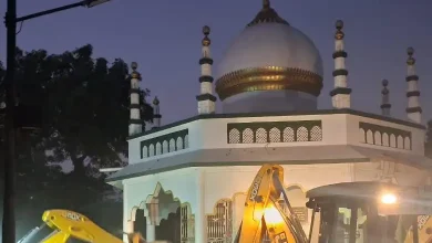 '૧૫૦૦ વખત એડિટ' છતાં ન ચાલ્યું! ગાંધીનગરમાં ગેરકાયદે કબજો કરીને બનાવેલી દરગાહનું ડિમોલિશન