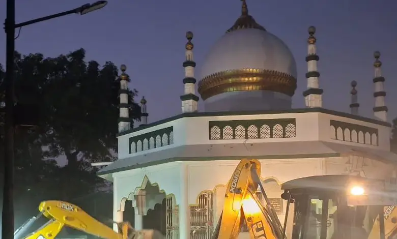 '૧૫૦૦ વખત એડિટ' છતાં ન ચાલ્યું! ગાંધીનગરમાં ગેરકાયદે કબજો કરીને બનાવેલી દરગાહનું ડિમોલિશન