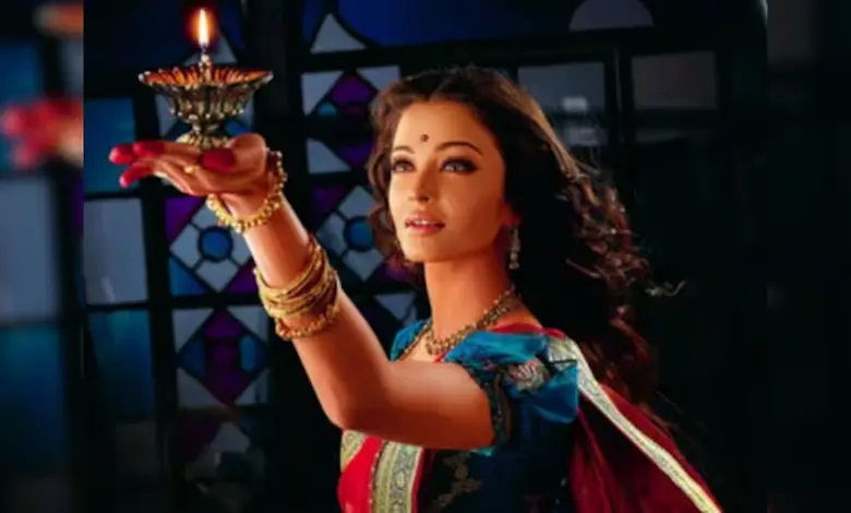 બોલીવૂડના ઈતિહાસમાં અનેક એવી આઈકોનિક ફિલ્મો આવી છે જે દર્શકોના દિલો દિમાગ પર આજે પણ છવાયેલી છે. આવી જ એક ફિલ્મ એટલે દેવદાસ. શાહરુખ ખાન, ઐશ્વર્યા રાય-બચ્ચન, માધુરી