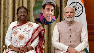 હિન્દી ફિલ્મ ઇન્ડસ્ટ્રીના દિગ્ગજ અભિનેતા ધર્મેન્દ્રનું આજે સોમવારે 89 વર્ષે અવસાન થયું છે. તેમના અંતિમ સંસ્કાર આજે મુંબઈના પવન હંસ સ્મશાનગૃહમાં કરવા આવ્યા છે