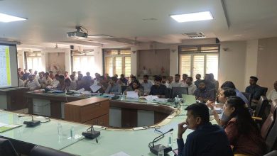 ભુજઃ કચ્છ જિલ્લાના કેટલાક ગ્રામ્ય વિસ્તારના તલાટીઓ તેમની ફરજ પ્રત્યે બેદરકાર હોવાનું સરકારી તંત્રના ધ્યાને આવતાં ૫૫ જેટલા આવા ગ્રામ્ય કર્મચારીઓ સામે જિલ્લા વિકાસ અધિકારી ઉત્સવ ગૌતમ દ્વારા શિક્ષાત્મક પગલાં લેવામાં આવતાં ફરજ પ્રત્યે બેદરકાર તલાટી આલમમાં ચકચાર પ્રસરી ગઈ છે.