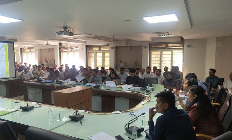 ભુજઃ કચ્છ જિલ્લાના કેટલાક ગ્રામ્ય વિસ્તારના તલાટીઓ તેમની ફરજ પ્રત્યે બેદરકાર હોવાનું સરકારી તંત્રના ધ્યાને આવતાં ૫૫ જેટલા આવા ગ્રામ્ય કર્મચારીઓ સામે જિલ્લા વિકાસ અધિકારી ઉત્સવ ગૌતમ દ્વારા શિક્ષાત્મક પગલાં લેવામાં આવતાં ફરજ પ્રત્યે બેદરકાર તલાટી આલમમાં ચકચાર પ્રસરી ગઈ છે.