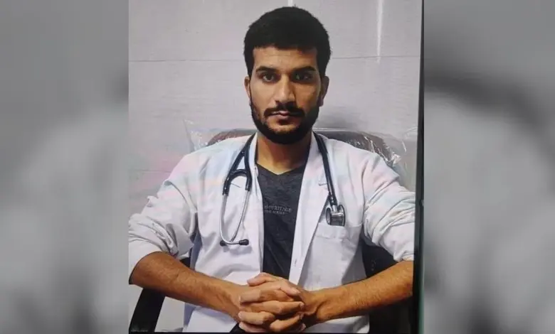 દિલ્હી વિસ્ફોટના આરોપી આતંકવાદી 'ડૉક્ટર ડેથ' ઉમર મોહમ્મદનો નવો ફોટો અને CCTV ફૂટેજ.