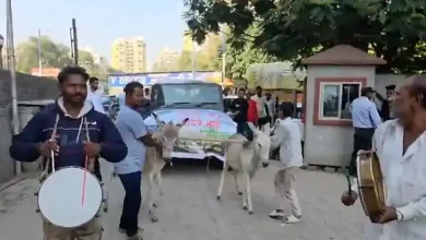 ગધેડા દ્વારા ખેંચાઈ રહેલી મહિન્દ્રા થાર કારને પુણેમાં વિરોધ પ્રદર્શન માટે શોરૂમ પાસે લઈ જવામાં આવી રહી છે.