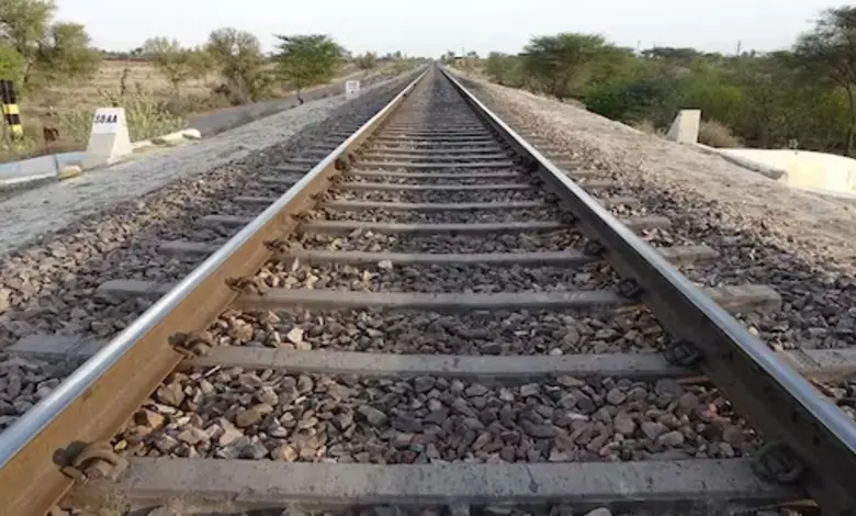 દ્વારકા-કાનાલૂસ રેલ લાઇન ડબલિંગ પ્રોજેક્ટનું દૃશ્ય. કેન્દ્ર સરકારે ગુજરાતમાં રેલ કનેક્ટિવિટી સુધારવા માટે ₹2,781 કરોડના પ્રોજેક્ટને મંજૂરી આપી.