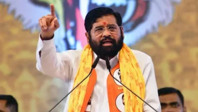 કેબિનેટ બેઠકમાંથી ગેરહાજર રહ્યા બાદ મુખ્ય પ્રધાન દેવેન્દ્ર ફડણવીસને મળતા શિવસેનાના (એકનાથ શિંદે જૂથ) પ્રધાનો.