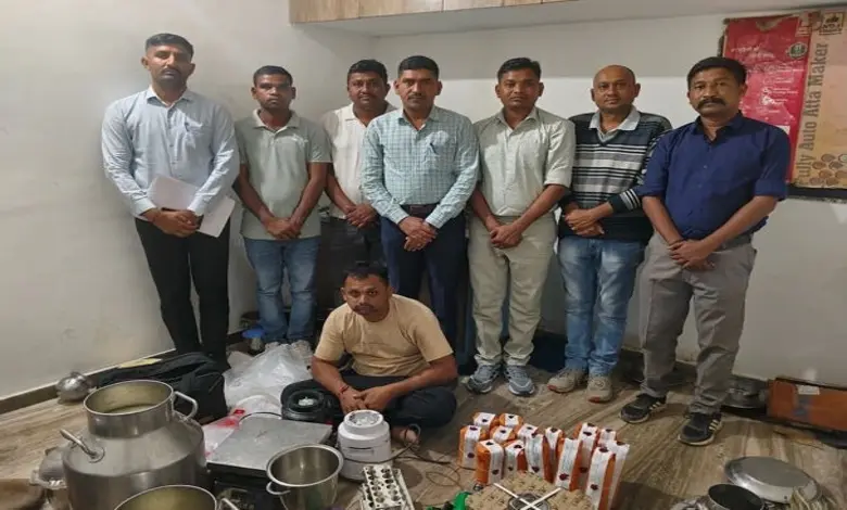 ઈડરમાં ‘નકલી દૂધ’ ફેક્ટરીનો પર્દાફાશ: તમારા ઘરે આવતું દૂધ અસલી છે કે ઝેરી? જાણો ભેળસેળ પારખવાની સરળ રીત!