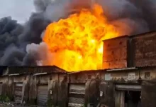 ભિવંડી ડાઈંગ ફૅક્ટરીમાં લાગેલી ભીષણ આગ અને ધુમાડો.