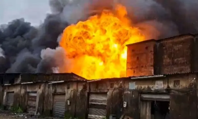 ભિવંડી ડાઈંગ ફૅક્ટરીમાં લાગેલી ભીષણ આગ અને ધુમાડો.
