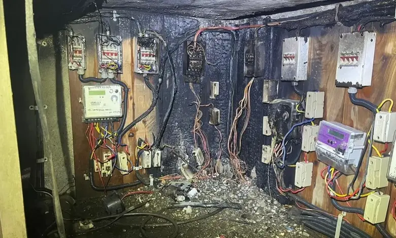 થાણેના સાવરકર નગરની સુદર્શન સોસાયટીમાં મીટર બોક્સમાં લાગેલી આગ અને ફાયરબ્રિગેડ દ્વારા આગ પર કાબૂ મેળવવાનો દ્રશ્ય.