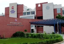 ગુજરાત ટેકનોલોજીકલ યુનિવર્સિટી (GTU) નું પ્રશ્નપત્ર કટ-કૉપી-પેસ્ટ થવાને કારણે વિરોધ કરી રહેલા વિદ્યાર્થીઓ.