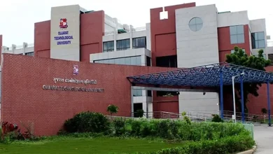 ગુજરાત ટેકનોલોજીકલ યુનિવર્સિટી (GTU) નું પ્રશ્નપત્ર કટ-કૉપી-પેસ્ટ થવાને કારણે વિરોધ કરી રહેલા વિદ્યાર્થીઓ.