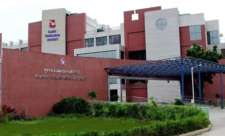 ગુજરાત ટેકનોલોજીકલ યુનિવર્સિટી (GTU) નું પ્રશ્નપત્ર કટ-કૉપી-પેસ્ટ થવાને કારણે વિરોધ કરી રહેલા વિદ્યાર્થીઓ.