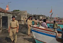 ગીર સોમનાથમાં પોલીસ દ્વારા દરગાહમાંથી જપ્ત કરાયેલા હથિયારો (તલવાર, કુહાડી)નો ફોટો.