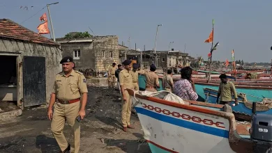 ગીર સોમનાથમાં પોલીસ દ્વારા દરગાહમાંથી જપ્ત કરાયેલા હથિયારો (તલવાર, કુહાડી)નો ફોટો.