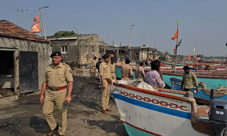 ગીર સોમનાથમાં પોલીસ દ્વારા દરગાહમાંથી જપ્ત કરાયેલા હથિયારો (તલવાર, કુહાડી)નો ફોટો.