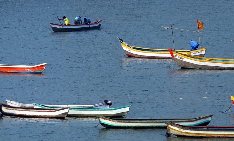 ગુજરાતનો દરિયાઈ માર્ગ બન્યો 'આંતરરાષ્ટ્રીય ગેટવે': હજીરા અને પીપાવાવ પોર્ટ હવે ઇમિગ્રેશન ચેકપોસ્ટ! નવી દિલ્હીઃ કેન્દ્રીય ગૃહ મંત્રાલયે તેના અગાઉના ઇમિગ્રેશન અને ફોરેનર્સ એક્ટ, 2025 હેઠળની અધિસૂચનામાં સુધારો કરીને, કેરળમાં વિઝિન્ઝામ ઇન્ટરનેશનલ સીપોર્ટ, ગુજરાતમાં હજીરા પોર્ટ અને ગુજરાતમાં પીપાવાવ પોર્ટ - આ ત્રણ નવા બંદરોને સત્તાવાર રીતે નિયુક્ત ઇમિગ્રેશન ચેકપોસ્ટ તરીકે જાહેર કર્યા હતા.