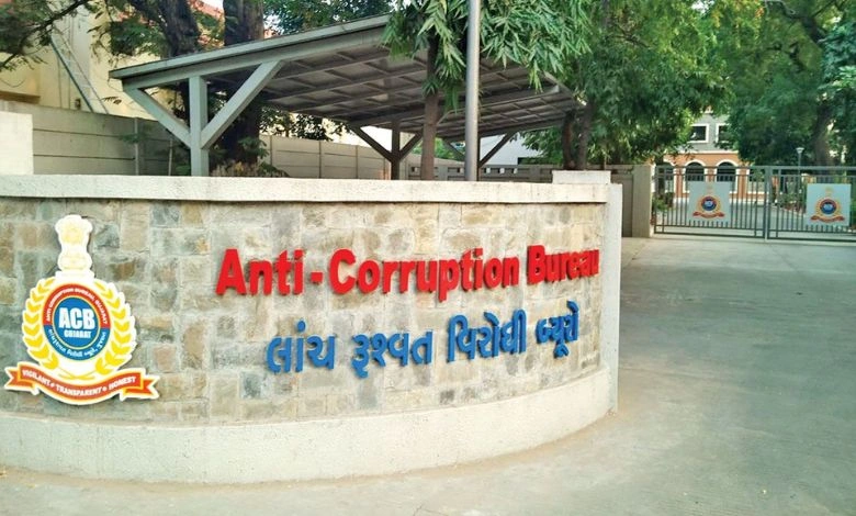 ગુજરાત ACBએ દિલ્હી ક્રાઇમ બ્રાન્ચના ASI સહિત 3ને ઝડપ્યા: વિઝા કન્સલ્ટન્ટનું નામ કેસમાંથી દૂર કરવા કરોડોની માંગણી