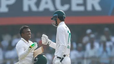 ભારત વિરુદ્ધ ગુવાહાટી ટેસ્ટમાં 489 રન બનાવ્યા બાદ દક્ષિણ આફ્રિકાના બેટ્સમેન સેનુરન મુથુસામી અને માર્કો યાનસેન ખુશ દેખાઈ રહ્યા છે; ભારતીય ક્રિકેટ ટીમનો બોલર કુલદીપ યાદવ નિરાશ છે.